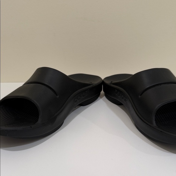 NEW - OOFOS Black Men\'s Sandals (sz Men 9 or Women 11) main image 4